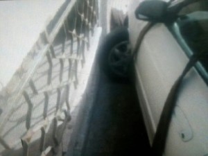 بالصور .. وفاة أربعيني بعد اصطدام مركبته بسور منزل في الزرقاء