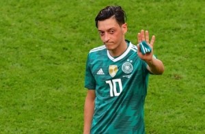 ما هي تداعيات اعتزال أوزيل على المنتخب والمجتمع الألماني؟