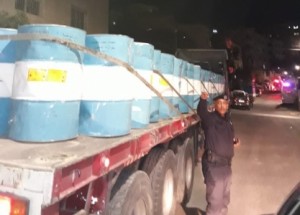 بالصور...ضبط " 96 " برميل يحتوي على مواد كيماوية بمنطقة القويسمة بالعاصمة عمان