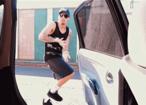 مخالفة مالية وحجز المركبة والتوقيف 14 يوما كلفة رقصة "الكيكي"