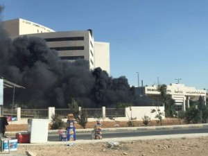 بالصور...حريق نفايات في ساحة مستشفى الزرقاء الحكومي