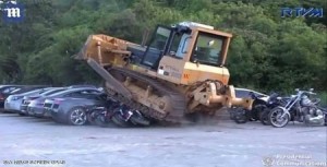 بالفيديو...رئيس الفلبين "يستمتع" بتدمير سيارات فاخرة أمام الكاميرا