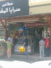 بالصورة...حادث سير غريب مقابل البوابة الشمالية لجامعة اليرموك