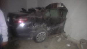 سيارة تقتحم "مطبخ" منزل في صويلح (صور)