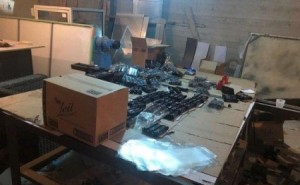 بالصور .... ضبط مستودع مهجور لتغليف الشوكلاتة بعمّان