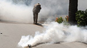 مواطن يرش زوجته واولاده وبناته بـ«مسيل للدموع» في المفرق