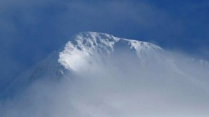 بالفيديو .. مغامر يقفز من أعلى  قمة الموت