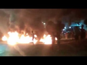 محتجون يغلقون الطريق الرئيسي بالرمثا بالإطارات المشتعلة
