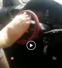 بالفيديو .. القبض على شخص يقود مركبته بواسطة "قدميه " بطريقة استعراضية