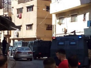 بالصور .. مداهمة للأمن في جبل التاج للقبض على مروجي مخدرات