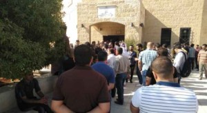 الفريق الوزاري ينسحب من لقاء الزرقاء بعد احتجاج الحضور على قانون الضريبة