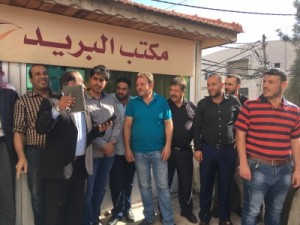 بالصور..موظفون في محاكم شرعية يغلقون مكاتبهم أمام معاملات المواطنين بسبب "مطالب وظيفية"