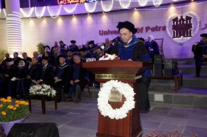 المولا يرعى تخريج طلبة الفصل الصيفي  من الفوج الرابع والعشرين بجامعة البترا