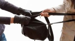 القبض على شخصين ارتكبا 8 قضايا تتعلق بخطف حقائب السيدات في عمان