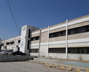 طلبة يعتدون على معلم ويهددون بحرق المدرسة في عين الباشا