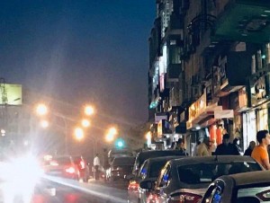 تجار الحسين يطفئون يافطات محالهم احتجاجا على فاتورة الكهرباء "صور"