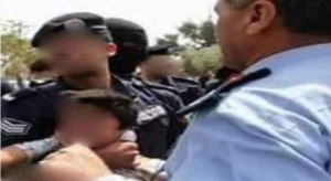 الأمن: صورة الشرطي الذي يلف يده على عنق طفل قديمة