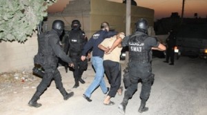 القبض على مطلوب خطير بقضايا القتل العمد والمخدرات في الزرقاء