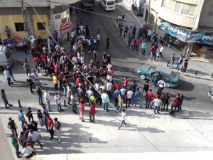 بالصور .. طلبة التوجيهي في الكرك يحتجون رفضا لنظام الفصل الواحد