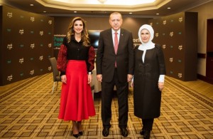 الملكة تدعو الى العمل بجد لتحقيق السلام والأمن حول العالم