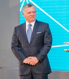 الملك يوجه بمراجعة قانون اللامركزية