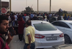 بالصور...مواطنون محتجزون بين معبري جابر الأردني ونصيب السوري