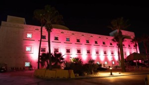 لهذا السبب و لأول مرة !! إضاءة السفارة الأمريكية في عمان باللون الزهري