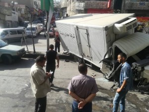 بالصور...حادث تصادم بين مركبة نقل مواد غذائية وثلاث مركبات في الرصيفة