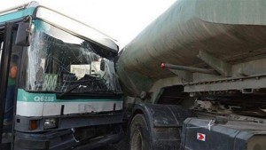 إصابة (5) أشخاص اثر حادث تصادم بين حافلة وشاحنة في محافظة الزرقاء