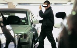 الامن يلقي القبض على (3) اشخاص من سارقي محتويات السيارات في عمان