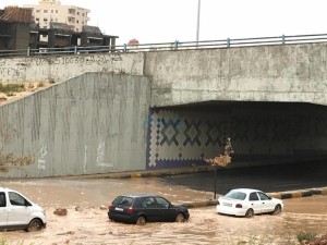 بالصور..تعطل حركة السير في نفق سيارات في شارع الاردن منطقة شفا بدران