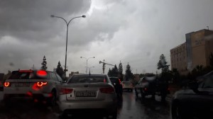 بالصور .. أزمة سير "خانقة" بشوارع عمان مع بدء تأثير المنخفض الجوي