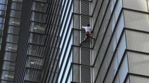 الرجل العنكبوت يتسلق برجا ارتفاعه 230 مترا في لندن والشرطة تعتقله