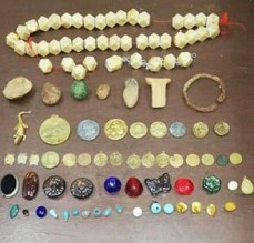 القبض على ثلاثة اشخاص بحوزتهم قطع وعملات اثرية للبيع