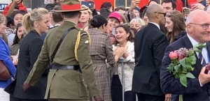 لفتة رائعة من ميغان ماركل .. لهذا السبب تركت هاري وعانقت هذه المراهقة!