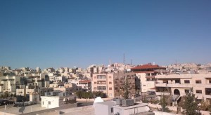 تصدعات خطرة في مبنى بضاحية الرشيد بعد إنهيار أتربة بالقرب منه