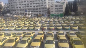 بالفيديو والصور... سائقو التكسي الاصفر يجددون اعتصامهم امام "النواب"