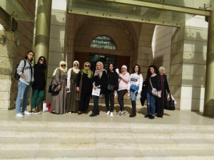 طلبة من جامعة البترا يزورون متحف الاردن