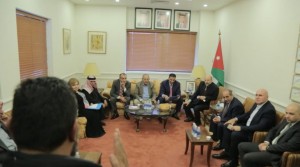 الحكومة تستجيب لسبعة من مطالب سائقي وأصحاب السيارات العمومي