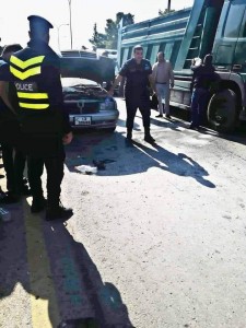 دورية أمنية تخمد حريق إحدى المركبات في مادبا