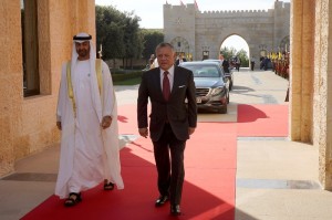 بالصورر...الملك يقلد محمد بن زايد أرفع وسام مدني في المملكة