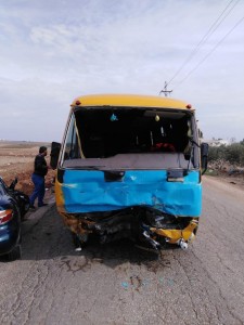 بالصور ... وفاة بحادث تدهور بين مركبة وحافلة مدرسة في مأدبا