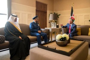 الملك يسلم وسام الاستحقاق لرئيس الأركان السعودي