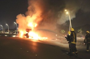 النيران تلتهم " تريلا " ما بعد جسر الارسال باتجاه الدوار السابع