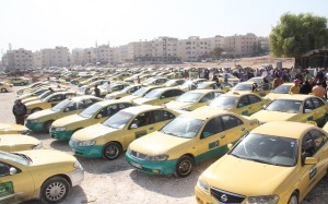 سائقو التاكسي الأصفر يجددون الاعتصام أمام "النواب"