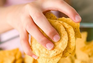 الموافقة على بيع أنواع محدودة من «الشيبس» في المدارس