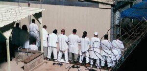 في حادثة طريفة...هروب 113 سجيناً مستغلين وقت الصلاة