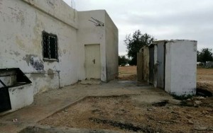 بالصور .. اهالي طلبة "المنسف" يعتصمون احتجاجا على وضع المدرسة "المتهالك"