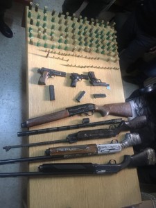 الأمن يضبط شخص بحوزته أسلحة وذخائر في البادية الوسطى