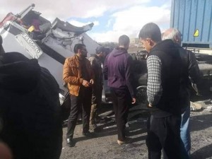 بالصور... 3 اصابات اثر حادث تصادم بين شاحنة وسيارة لنقل الغاز في الكرك